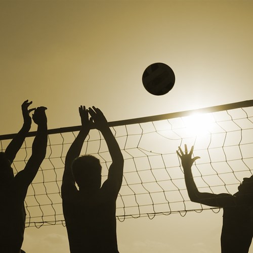 Si fa male mentre gioca a beach volley: 16enne di Vietri sul Mare finisce in ospedale