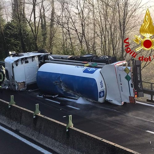 Si ribalta cisterna carica di ossigeno liquido, due feriti sull'autostrada Avellino-Salerno 