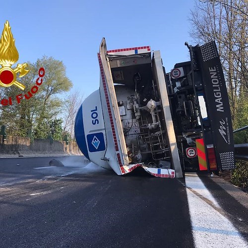 Si ribalta cisterna carica di ossigeno liquido, due feriti sull'autostrada Avellino-Salerno 