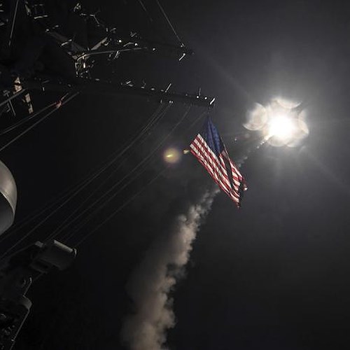 Siria, Trump sferra l'attacco: lanciati 59 missili da navi Usa su base aerea attacco chimico