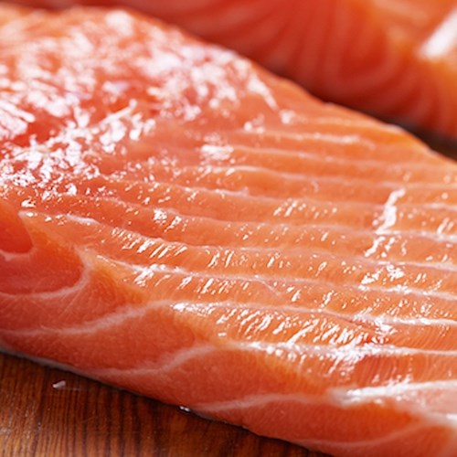 Spesso considerato troppo calorico, il salmone presenta numerose proprietà nutritive