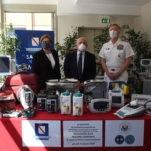 Stati Uniti donano apparecchiature mediche alla Campania, De Luca: «Grande gesto di solidarietà»