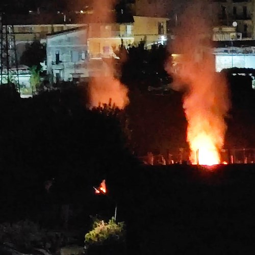 Sterpaglie bruciate nella notte a Cava de' Tirreni, la protesta dei cittadini