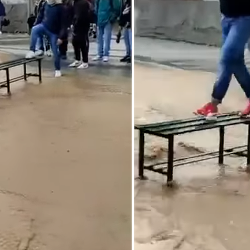 Strade allagate a Salerno, studenti raggiungono la scuola grazie a "una panca"