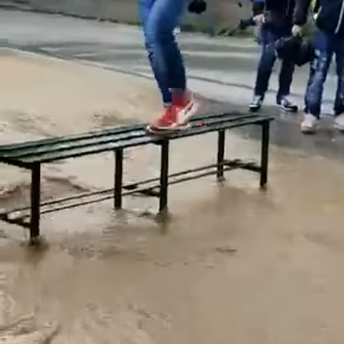 Strade allagate a Salerno, studenti raggiungono la scuola grazie a "una panca"