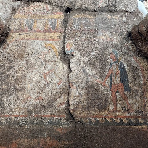 Straordinaria scoperta a Pontecagnano: nella necropoli viene alla luce una tomba a camera dipinta 