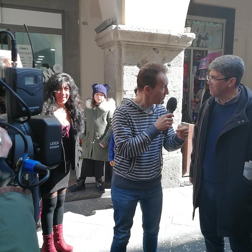 "Striscia la Notizia" fa tappa a Cava de' Tirreni: gag e risate con Cristiano Militello