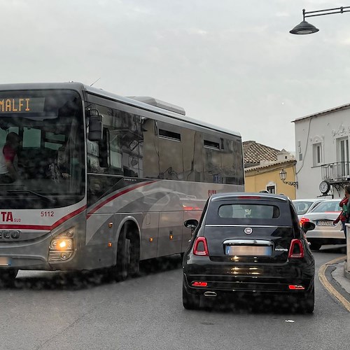 Tagli al trasporto scolastico: la rabbia di genitori e studenti della Costa d'Amalfi