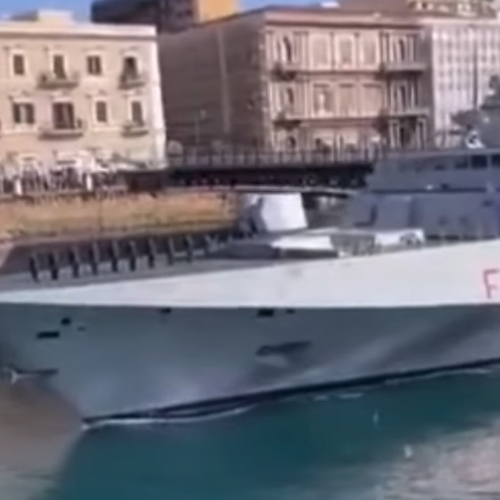 Taranto, pacifisti lanciano sassi contro nave della Marina: «Assassini»