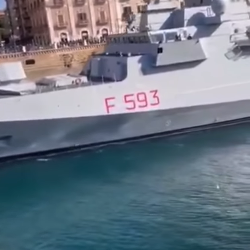 Taranto, pacifisti lanciano sassi contro nave della Marina: «Assassini»