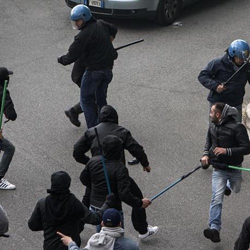 Tensioni tra tifosi della Cavese prima della partita, scene da guerriglia urbana