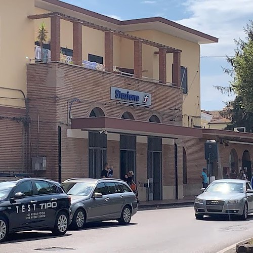 Tenta il suicidio sedendosi sui binari della stazione: donna salvata dal figlio a Cava de' Tirreni 