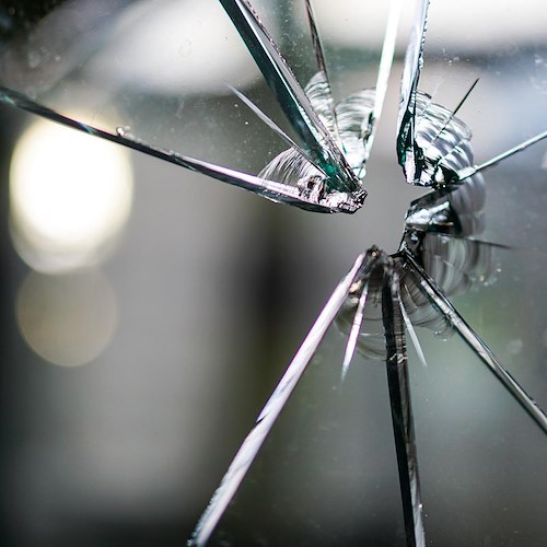 Tenta suicidio ma resta incastrato nella finestra: 23enne di Battipaglia in ospedale con ferita alla gola 