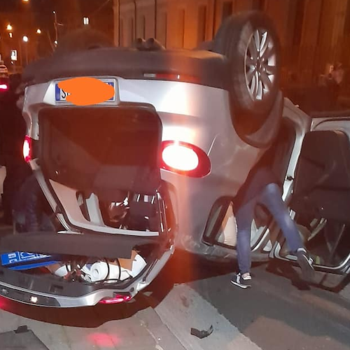 Terribile incidente a Cava de' Tirreni: auto si ribalta, due feriti 