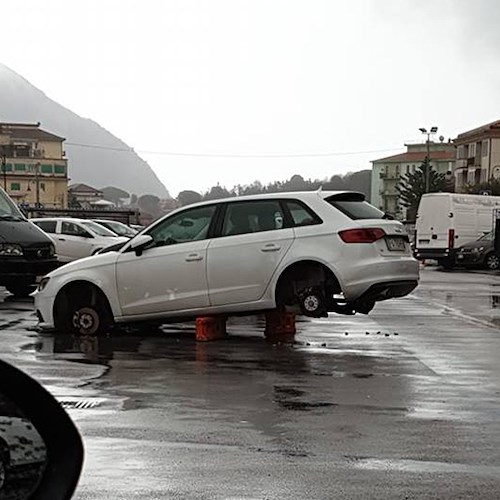 Torna al parcheggio e trova l'auto senza ruote: furto a Cava de' Tirreni 