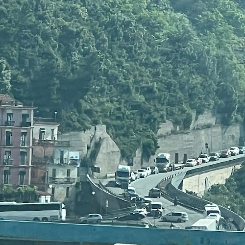 Traffico in tilt tra Vietri e Salerno, dopo restringimento carreggiata per frana inevitabili lunghe code di auto 