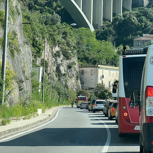 Traffico in tilt tra Vietri e Salerno, dopo restringimento carreggiata per frana inevitabili lunghe code di auto 