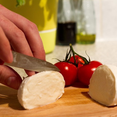 Tragedia a Salerno, donna di 52 anni muore soffocata da un boccone di mozzarella