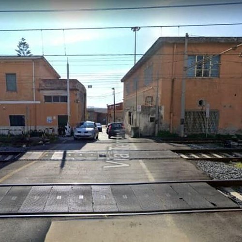 Tragedia a Torre Annunziata: giovane di Cava de' Tirreni muore travolto da un treno 