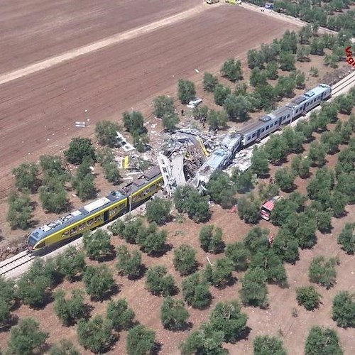 Tragedia in Puglia: scontro fra treni, almeno una decina di morti