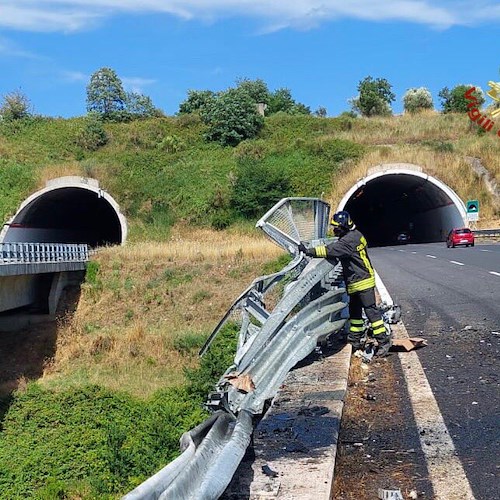Tragedia sull'A2, camion cade da viadotto a Campagna: due morti 