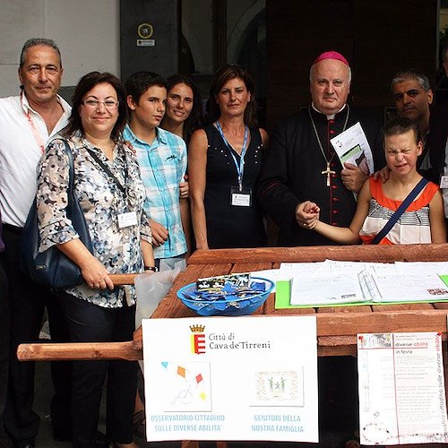 Il Vescovo Soricelli durante la visita degli stand delle Associazioni nel corso dell’edizione 2012