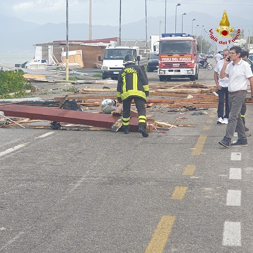 Tromba d'aria nella notte a Pontecagnano: danni a strutture balneari e civili