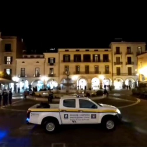 Troppi assembramenti a Cava de' Tirreni, Protezione civile in strada per garantire il distanziamento [VIDEO]
