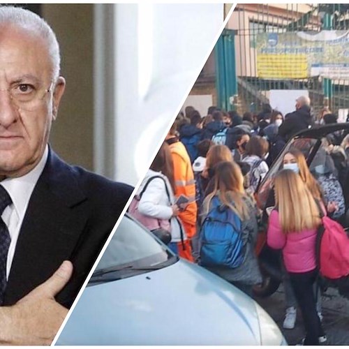 Troppi assembramenti davanti alle scuole, De Luca ai sindaci: «Più controlli agli ingressi»