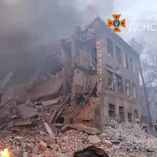 Ucraina, attacchi su Lutsk e Dnipro. Parlamento ucraino: «Colpito istituto di ricerca nucleare a Kharkiv»