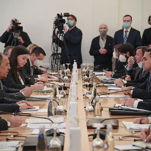 Ucraina, Di Maio incontra Lavrov: «Le armi devono lasciare spazio alla diplomazia» 