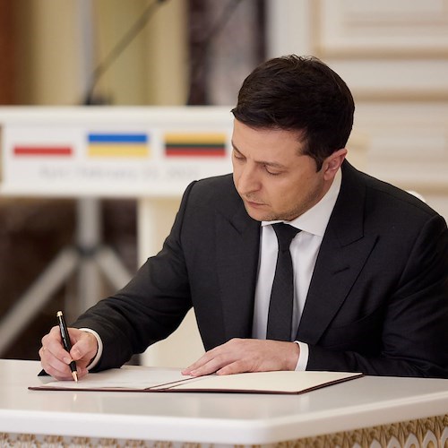 Ucraina, forze russe vicine a seconda centrale nucleare. Zelensky smentisce fuga: «Resto al mio posto»