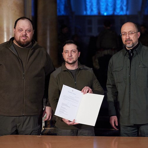 Ucraina: Zelensky firma richiesta di adesione all'Ue, Bruxelles frena