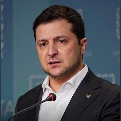 Ucraina, Zelensky: «Lasciati soli a combattere contro la Russia». Biden: «Completa rottura con Putin»