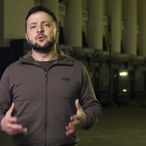 Ucraina, Zelensky: «Resistiamo da 50 giorni, ce ne davano 5». Biden pronto ad andare a Kiev