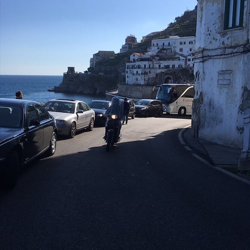 Un'ordinaria domenica in Costiera Amalfitana: paralisi traffico rovina una bella giornata