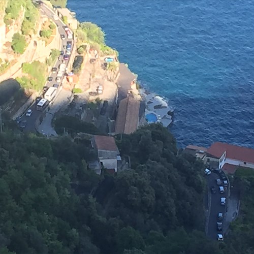 Un'ordinaria domenica in Costiera Amalfitana: paralisi traffico rovina una bella giornata
