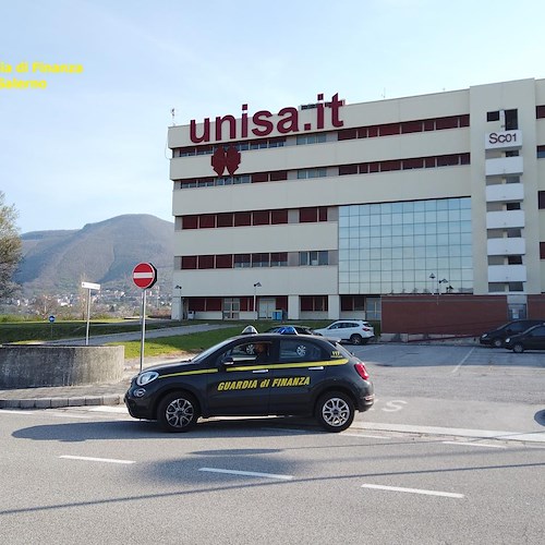 Università di Salerno, arrestati due dipendenti: hanno favorito studenti ai test di Medicina 