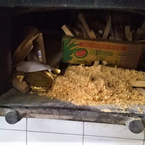 Usa legna verniciata per la cottura del pane, nei guai panettiere di Scafati 