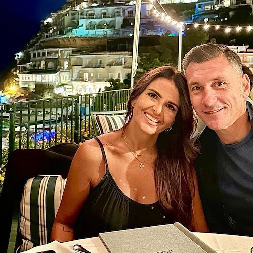 Vacanze a Positano per Igli Vannucchi e Maddalena Bianchi, cena romantica alla Buca di Bacco e bagno da Ferdinando a Fornillo /Foto