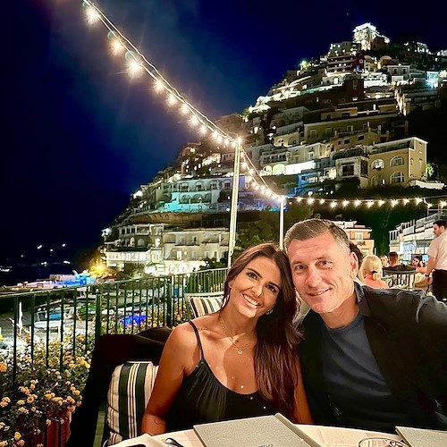 Vacanze a Positano per Igli Vannucchi e Maddalena Bianchi, cena romantica alla Buca di Bacco e bagno da Ferdinando a Fornillo /Foto