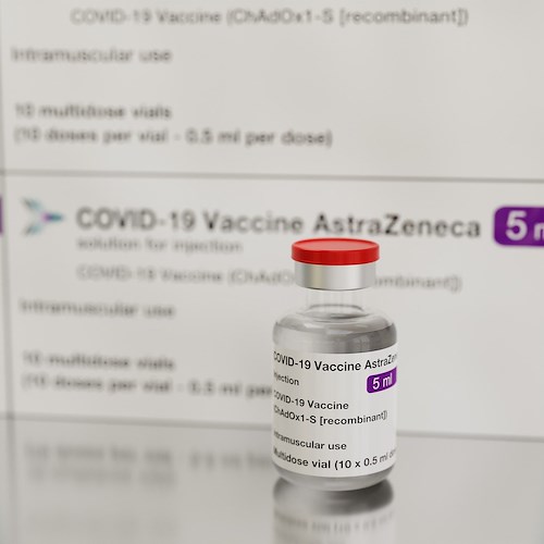 Vaccino, Aifa rassicura: «La seconda dose AstraZeneca è sicura»