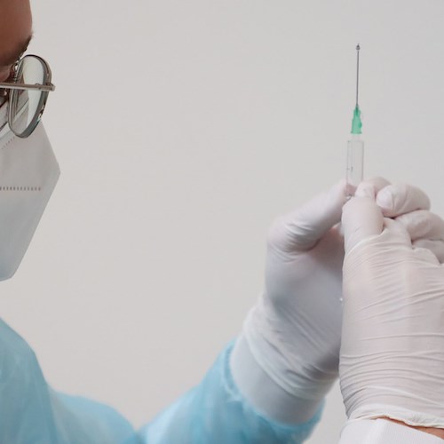 Vaccino, AstraZeneca cambia nome in "Vaxzevria": trombosi tra gli effetti collaterali 