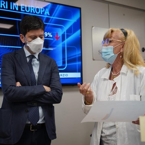 Vaccino Covid, Speranza: «Quarta dose per tutti non è supportata da evidenze scientifiche»