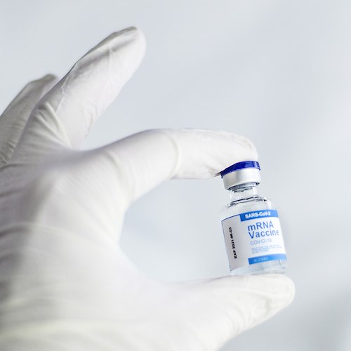 Vaccino, dal 1° dicembre al via terza dose per 40-60enni: l'annuncio di Speranza