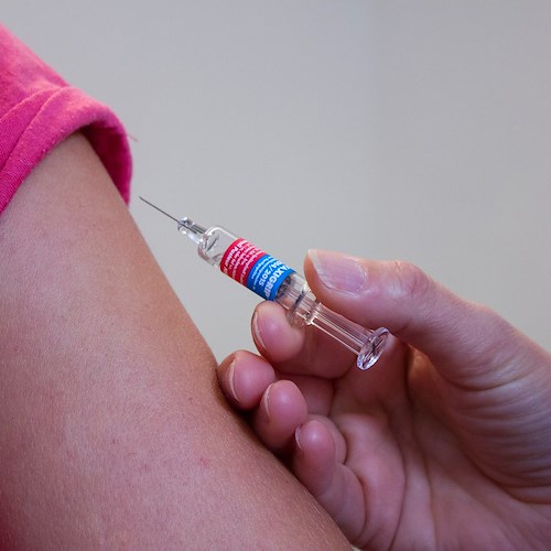 Vaccino, genitori separati litigano per immunizzare la figlia: giudice dà ragione al padre favorevole