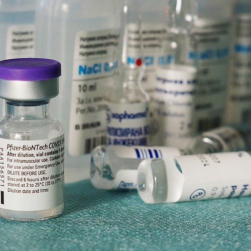 Vaccino, in arrivo altre 2 milioni di dosi Pfizer