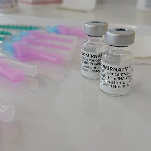 Vaccino sbagliato a Castellammare, docente riceve seconda dose Pfizer invece di Astrazeneca