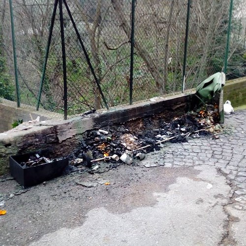 Vandali in azione a Cava de' Tirreni: bidoni in fiamme in via Giovanni Massa