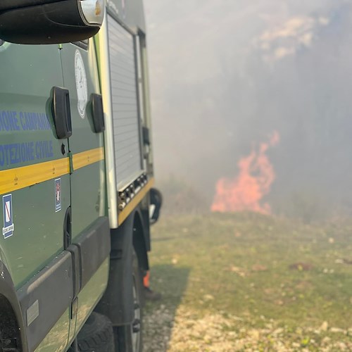 Vasto incendio a Pellezzano, fiamme vicine alle case: apprensione tra i cittadini